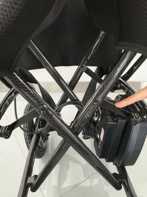 Leichter 11,5 kg schwerer elektrischer Rollstuhl mit Vollkohlenstoffrahmen und ausgedehntem Sitz